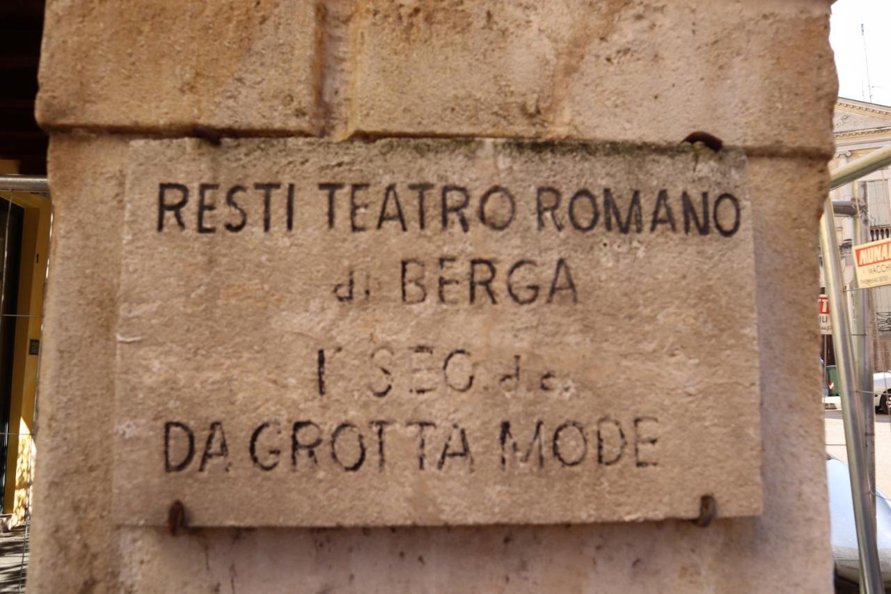 Theatre In The Center Of *